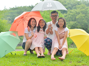 雨の日に傘で家族でロケーション写真