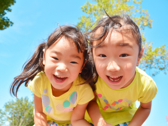 お友達と外で活き活きとした写真