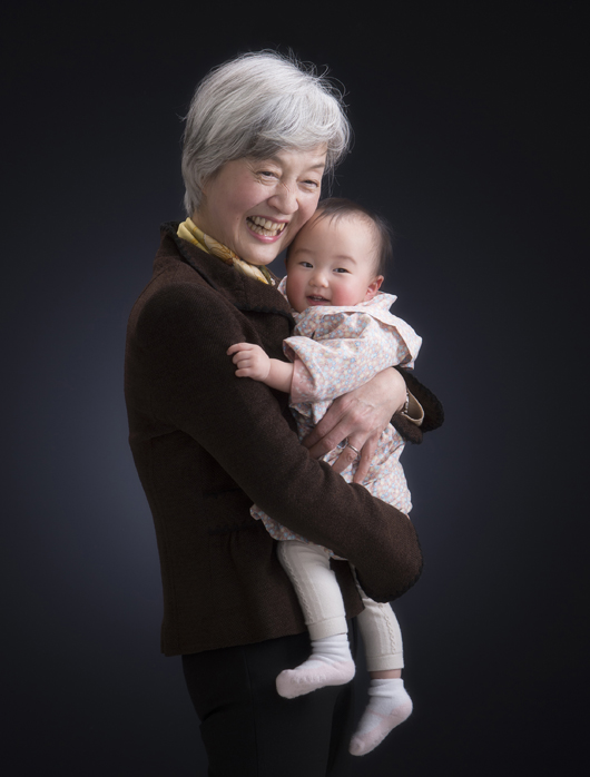 おばあちゃんと赤ちゃんの写真